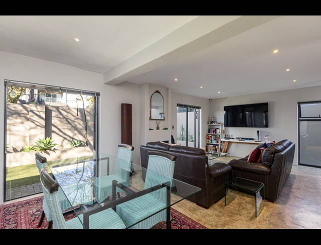 2 BEDROOM FREEHOLD TO LET IN KENRIDGE